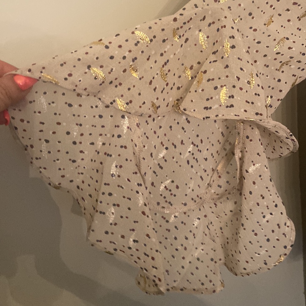 Vince Camuto Gorgeous Vneck Blouse.  NWT.  Size L - Picture 3 of 10